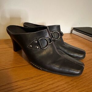 Aerosole Black Leather Women's Buckle Mules
